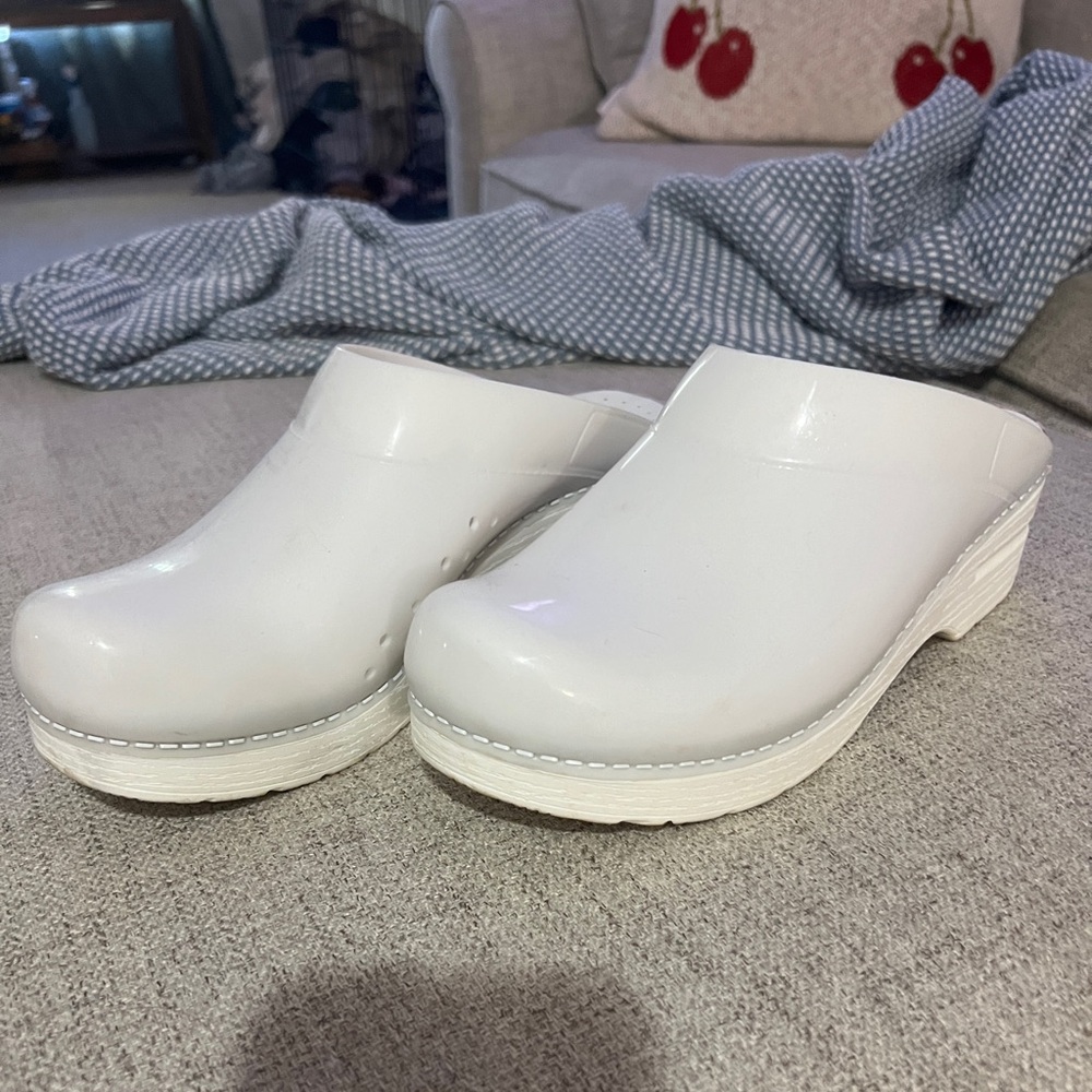 Dansko’s Slip On - White
